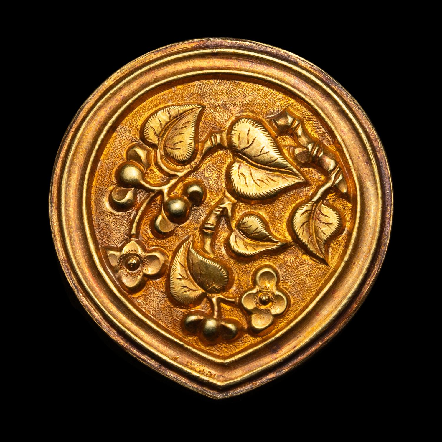 A Partial Set of Chinese Yellow Gold Belt Plaques, Ming Dynasty 明 四時花卉紋帶跨六件：三桃、兩排方、一小方（辅弼）
