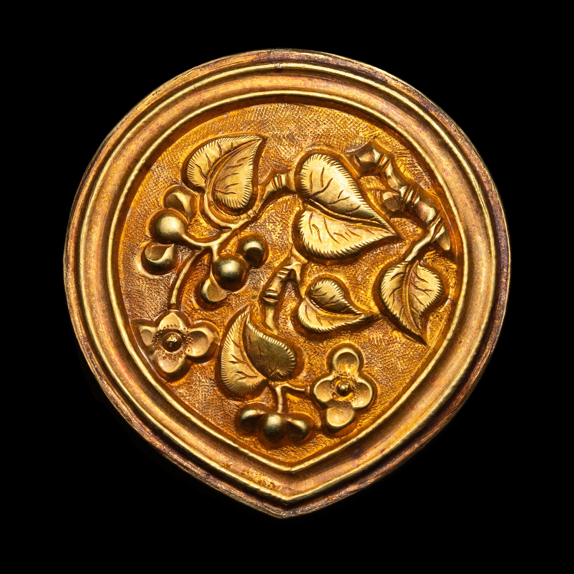 A Partial Set of Chinese Yellow Gold Belt Plaques, Ming Dynasty 明 四時花卉紋帶跨六件：三桃、兩排方、一小方（辅弼）