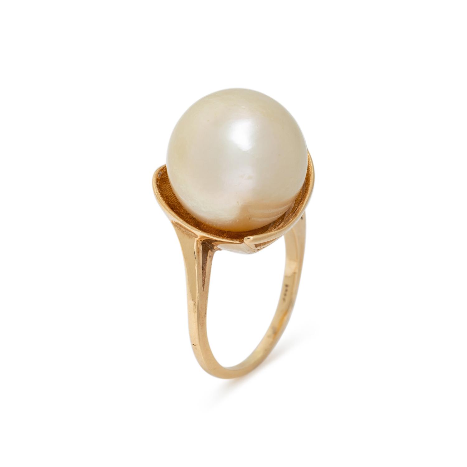 YELLOW GOLD AND CULTURED SOUTH SEA PEARL RING