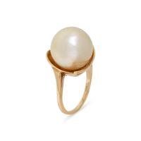 YELLOW GOLD AND CULTURED SOUTH SEA PEARL RING