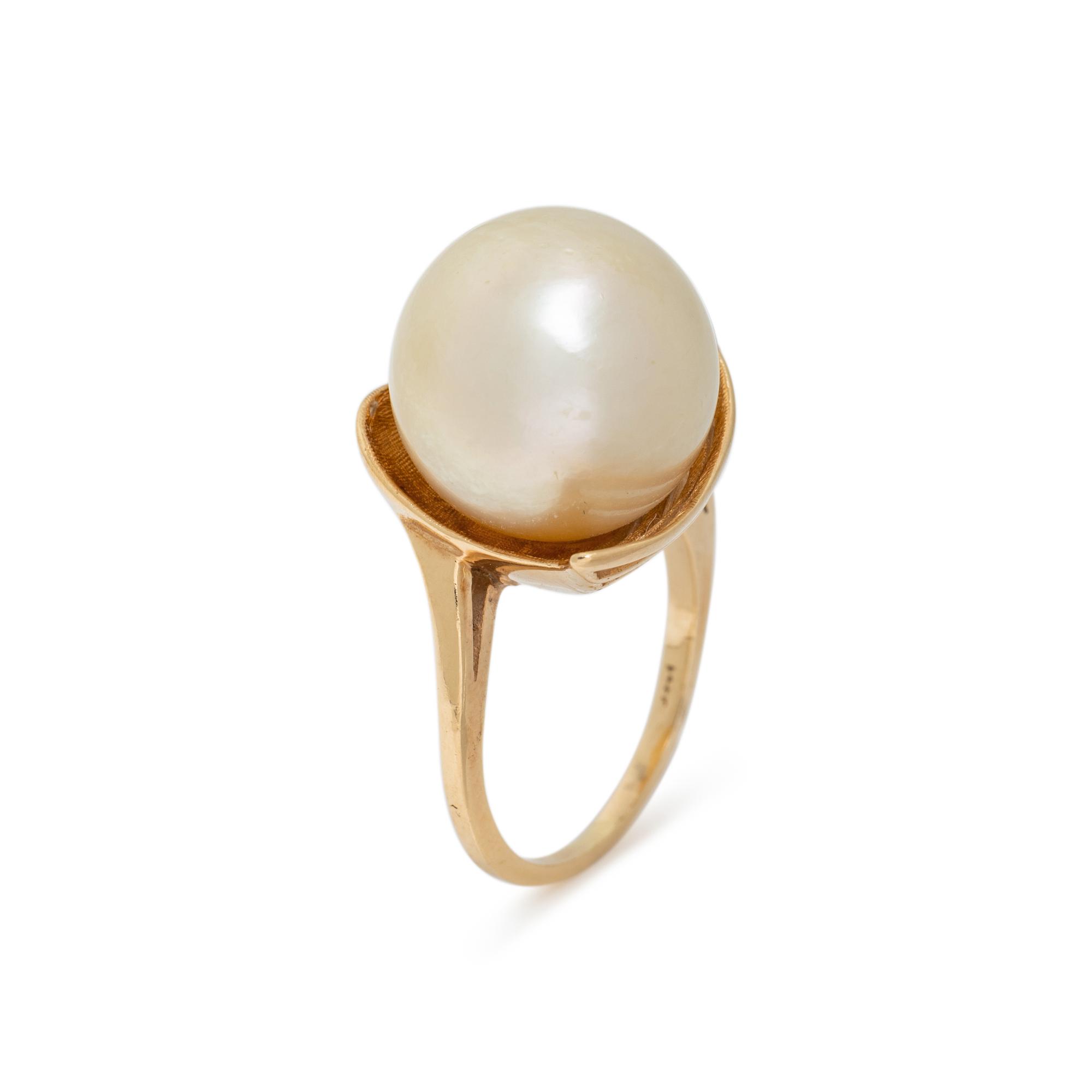 YELLOW GOLD AND CULTURED SOUTH SEA PEARL RING