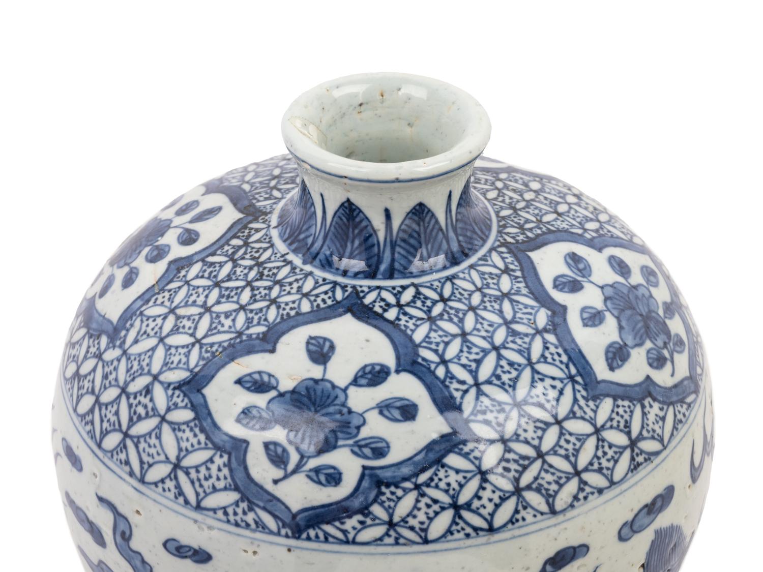 A Chinese Blue and White Porcelain Vase with Dragon Decoration