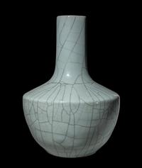 A Chinese Guan- Type Porcelain Vase