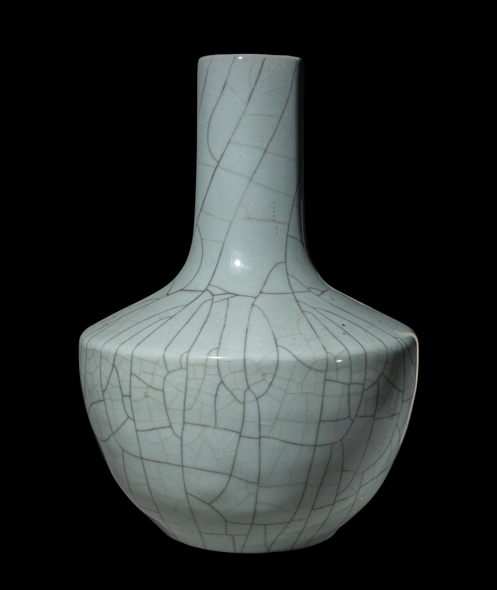 A Chinese Guan- Type Porcelain Vase