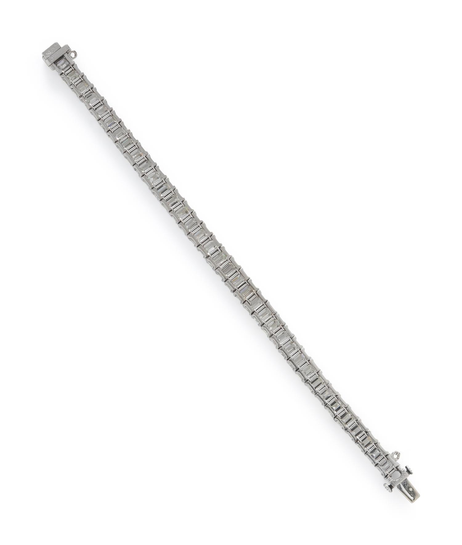 EMERALD CUT DIAMOND LINE BRACELET