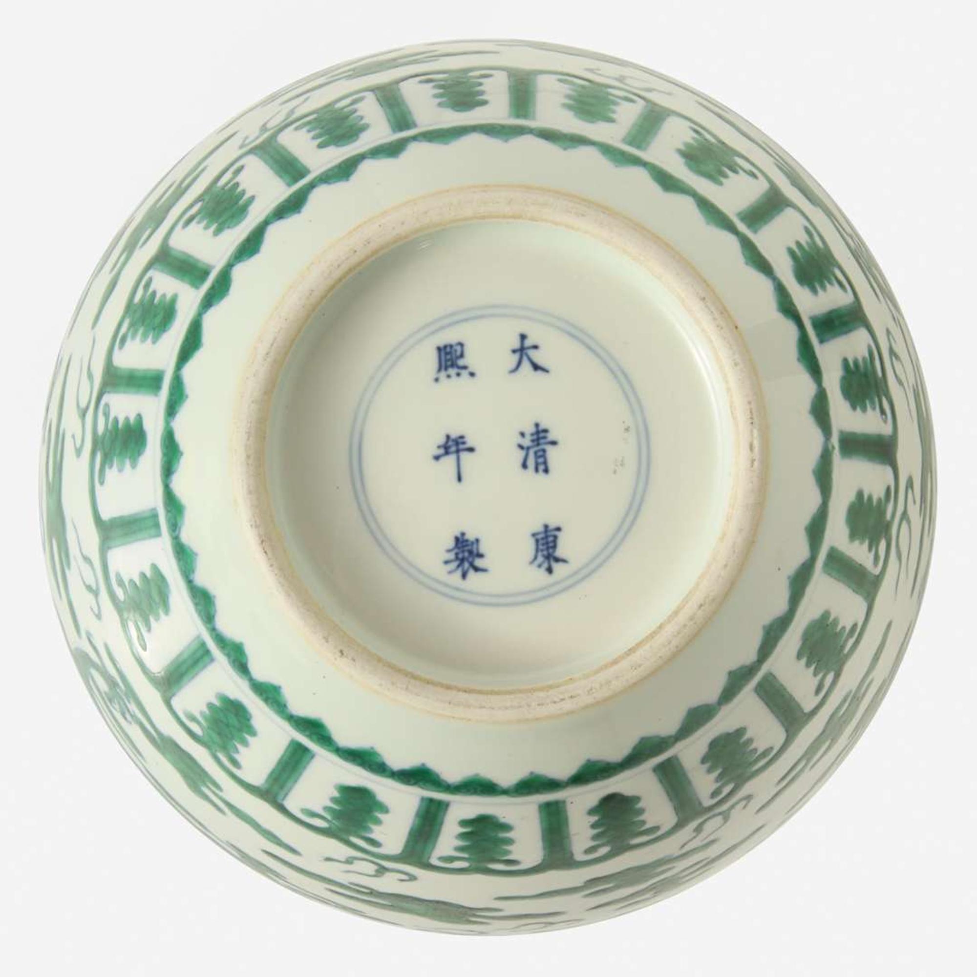 A Chinese green-enameled "Dragon" jar 龍紋加彩罐 Kangxi mark ???