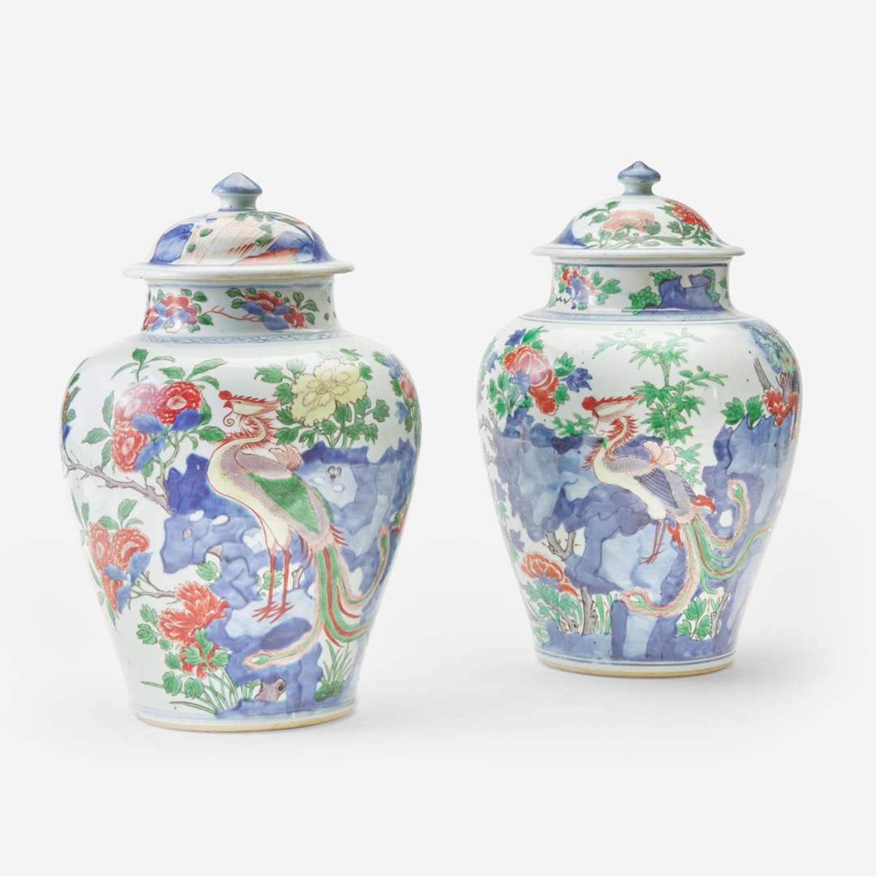 An associated pair of Chinese wucai-decorated porcelain jars and covers 五彩盖罐 或为一对 17th century ????