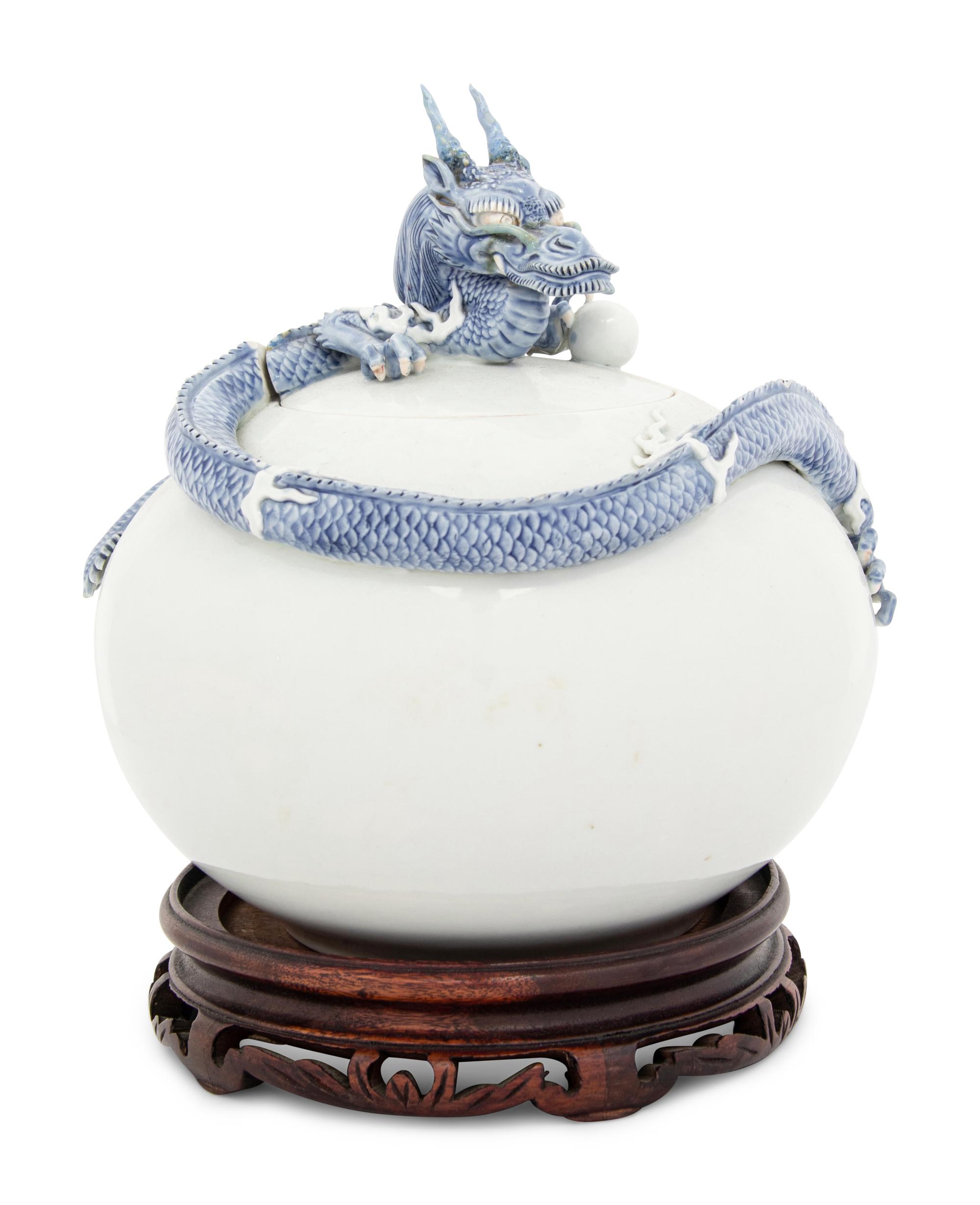 A Japanese Blue and White Porcelain 'Dragon' Covered Jar