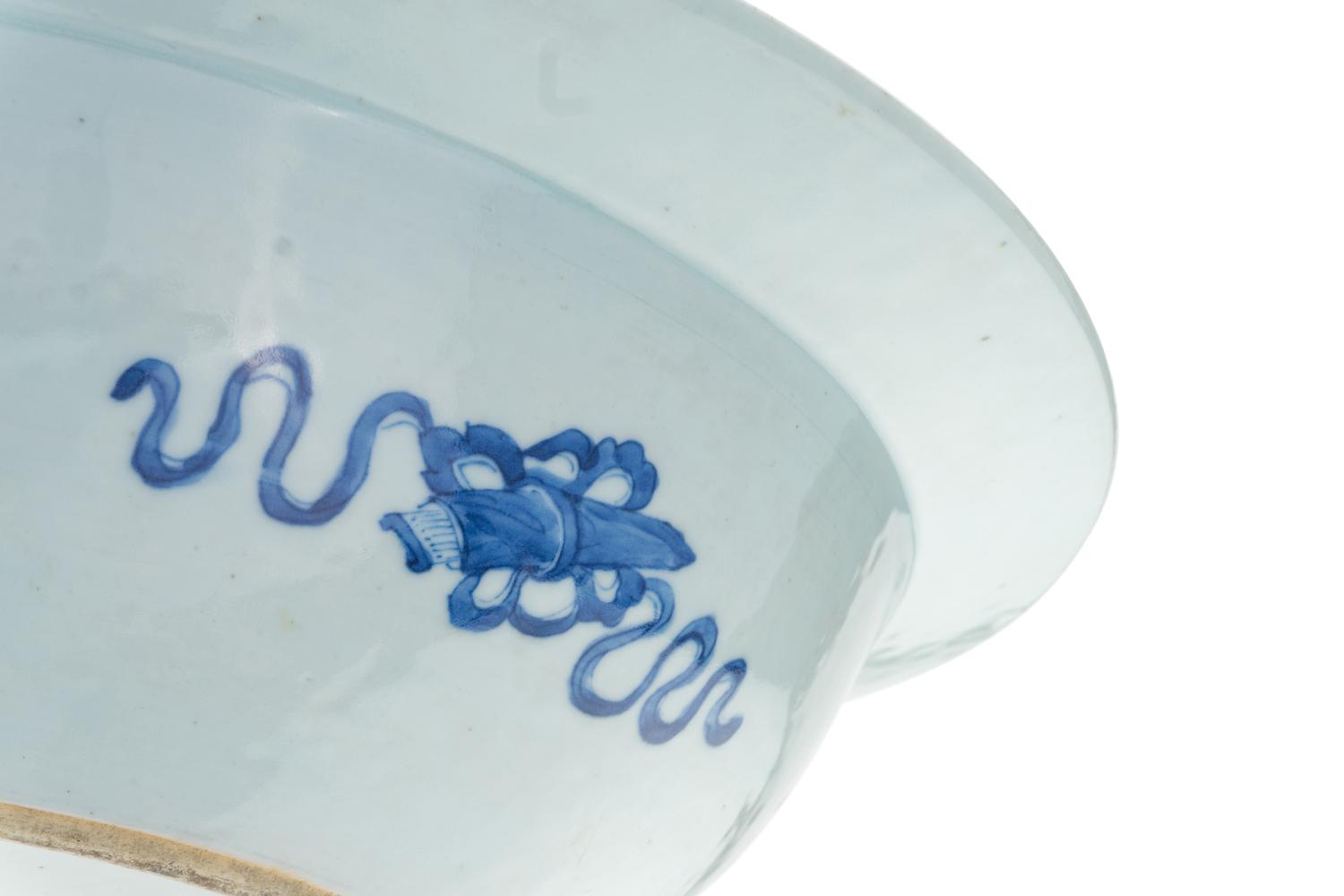 A Chinese Export Blue 'Fitzhugh' Porcelain Basin