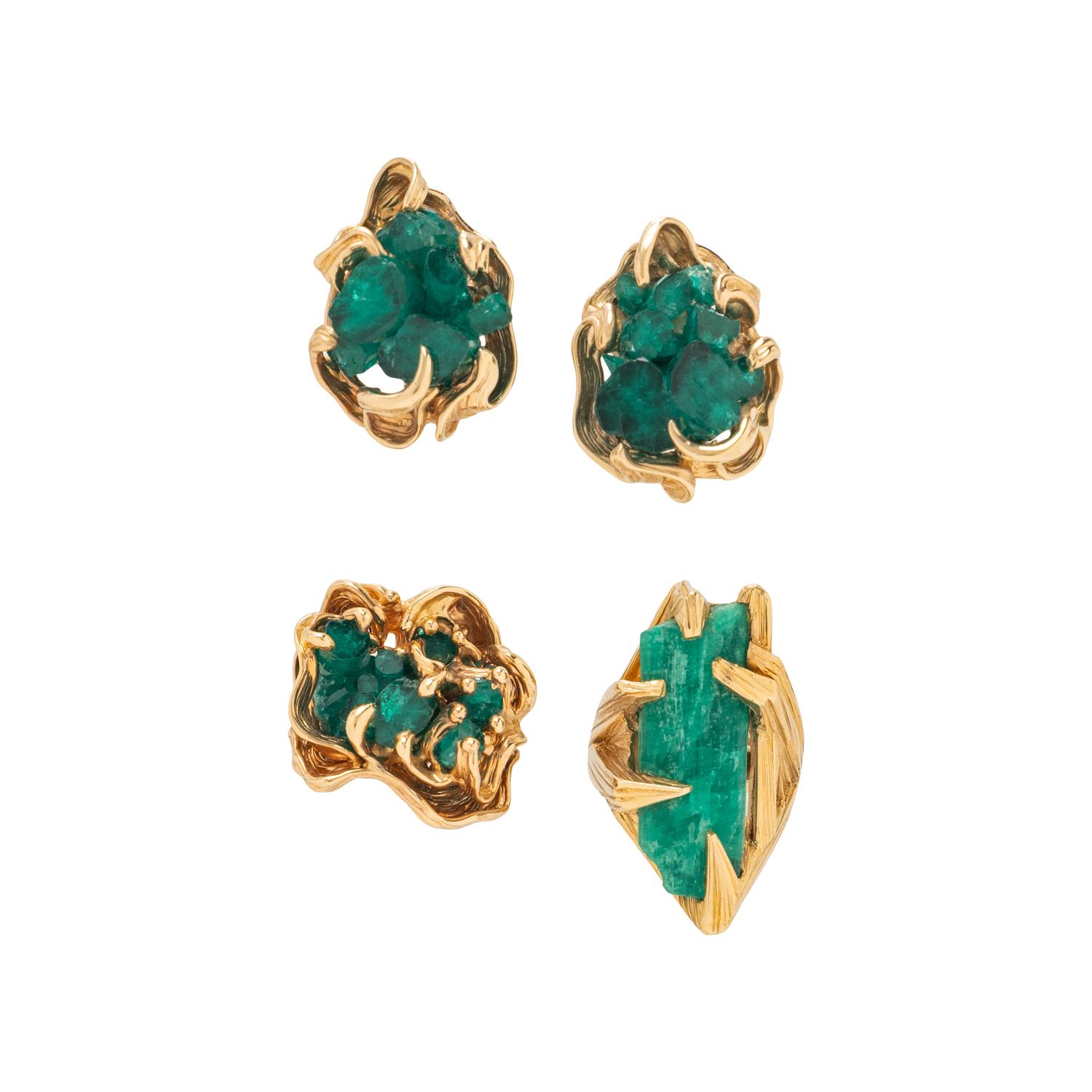 YELLOW GOLD AND SYNTHETIC EMERALD EARRINGS AND RINGS