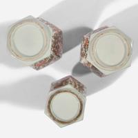 A garniture of three Japanese baluster jars and a vase 日本带盖瓷瓶两件和花瓶一件 18th/19th century ???????