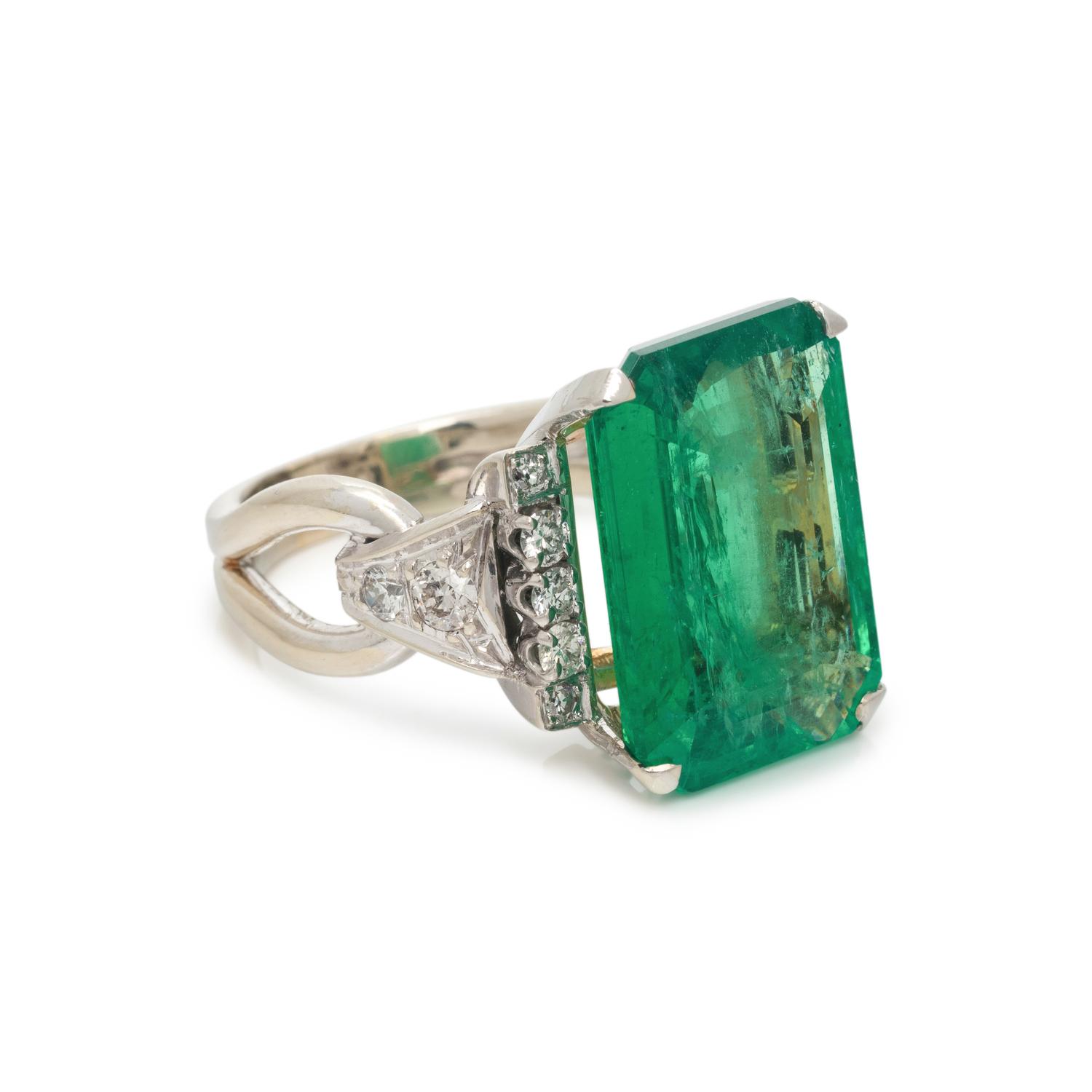 EMERALD AND DIAMOND RING