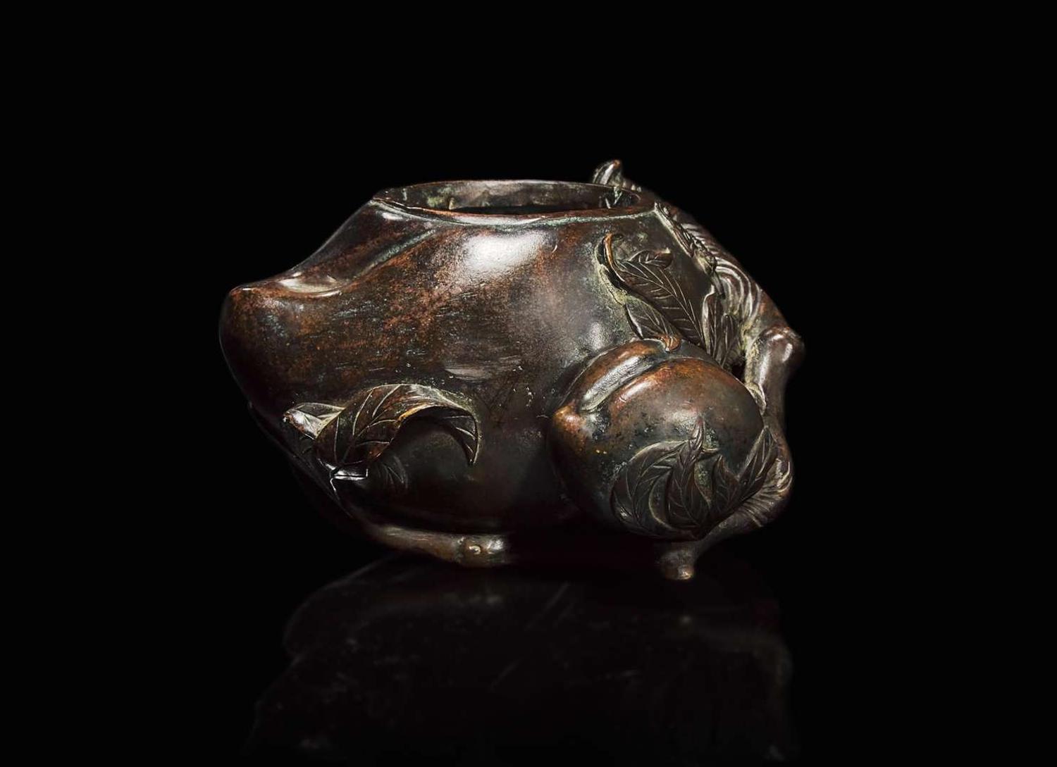 A Chinese patinated bronze peach-form coupe, Qing dynasty, 18th/19th century 銅加漆桃形水丞 清 十八至十九世紀