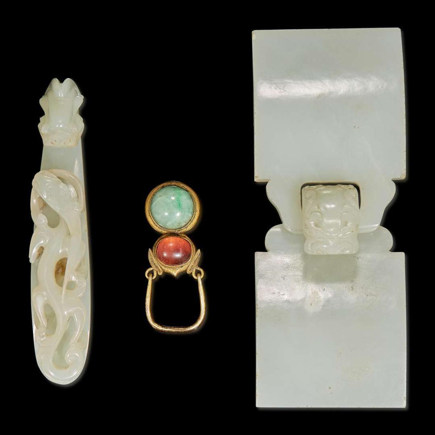 Two Chinese white jade buckles and a third buckle 白玉帶鉤兩組及一配件 Qing dynasty ?