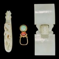Two Chinese white jade buckles and a third buckle 白玉帶鉤兩組及一配件 Qing dynasty ?
