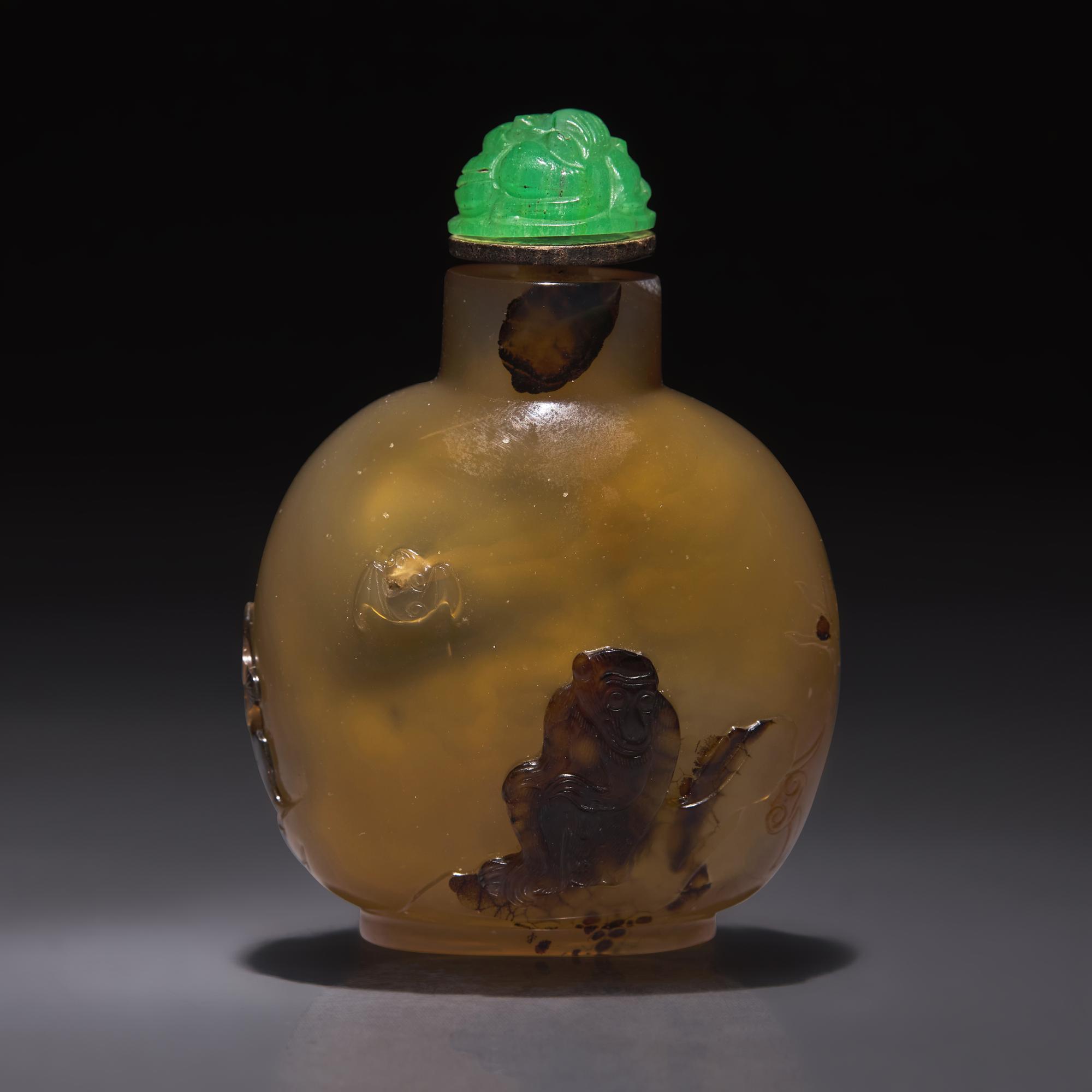 A Chinese Carved Agate "Horse and Monkey" Snuff Bottle, Qing Dynasty, Circa 1760-1820 — 1760–1820年 瑪瑙巧雕馬上封侯圖鼻煙壺