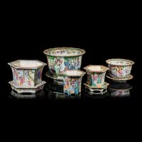 Five Chinese Export 'Rose Medallion' Jardinieres and Undertrays, 19th Century — 清晚期 廣彩人物故事圖帶托泥花盆一組五件