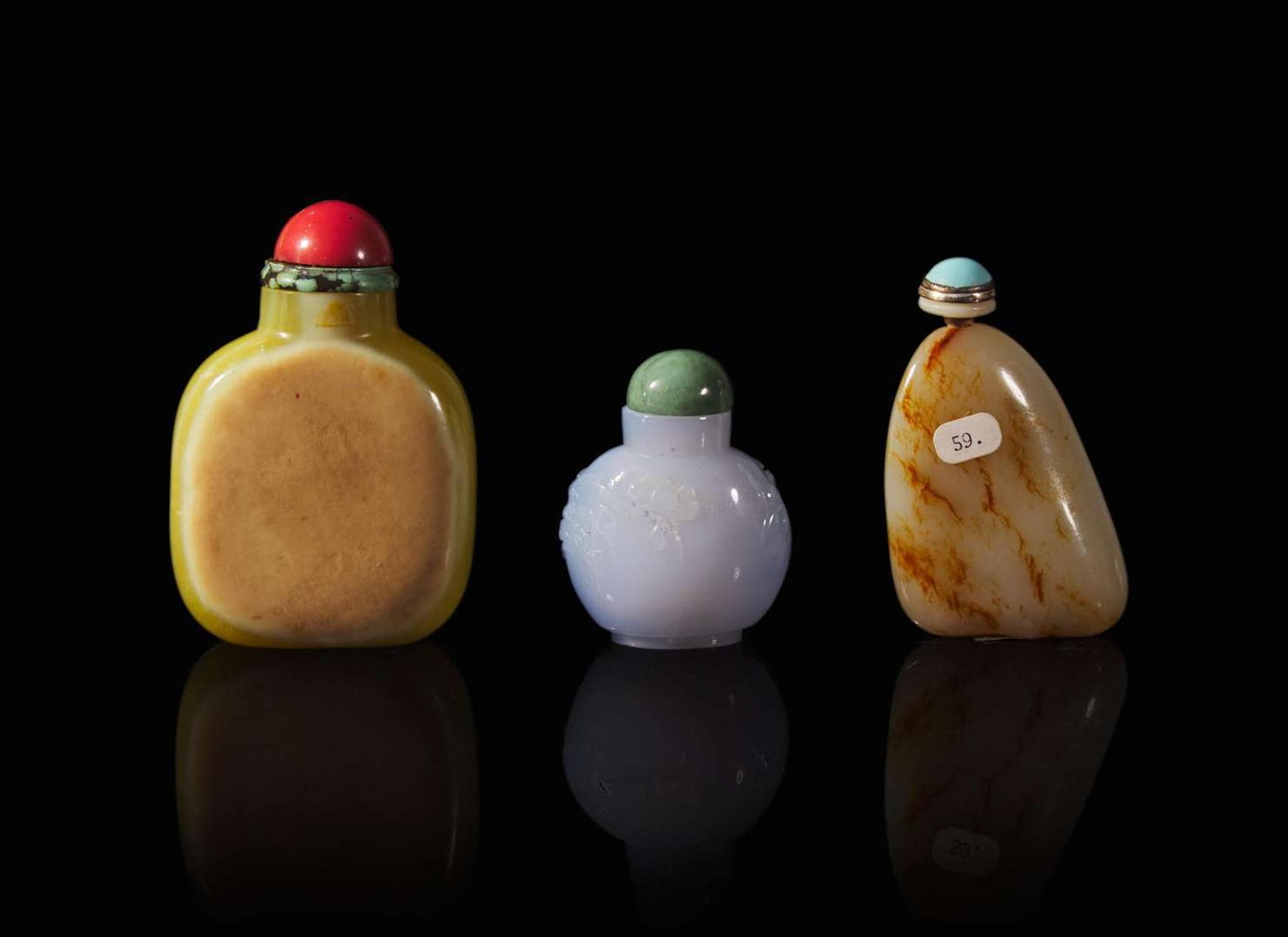 A group of three Chinese hardstone and jade snuff bottles 寶石質鼻煙壺一組三件
