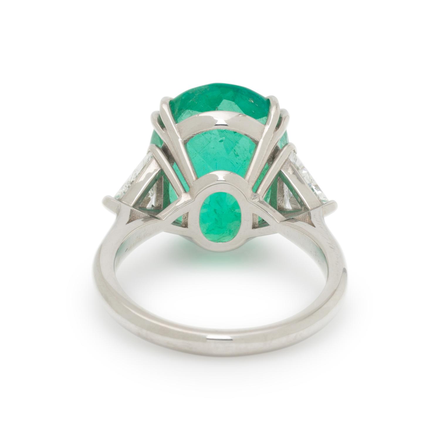 COLOMBIAN EMERALD, DIAMOND, AND PLATINUM RING