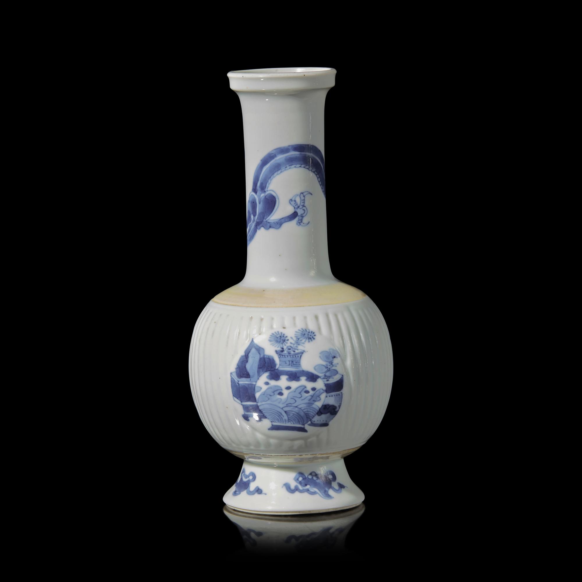 A Chinese Blue and White Porcelain ' Bogu ' Vase, Kangxi Period 清康熙 青花博古圖賞瓶