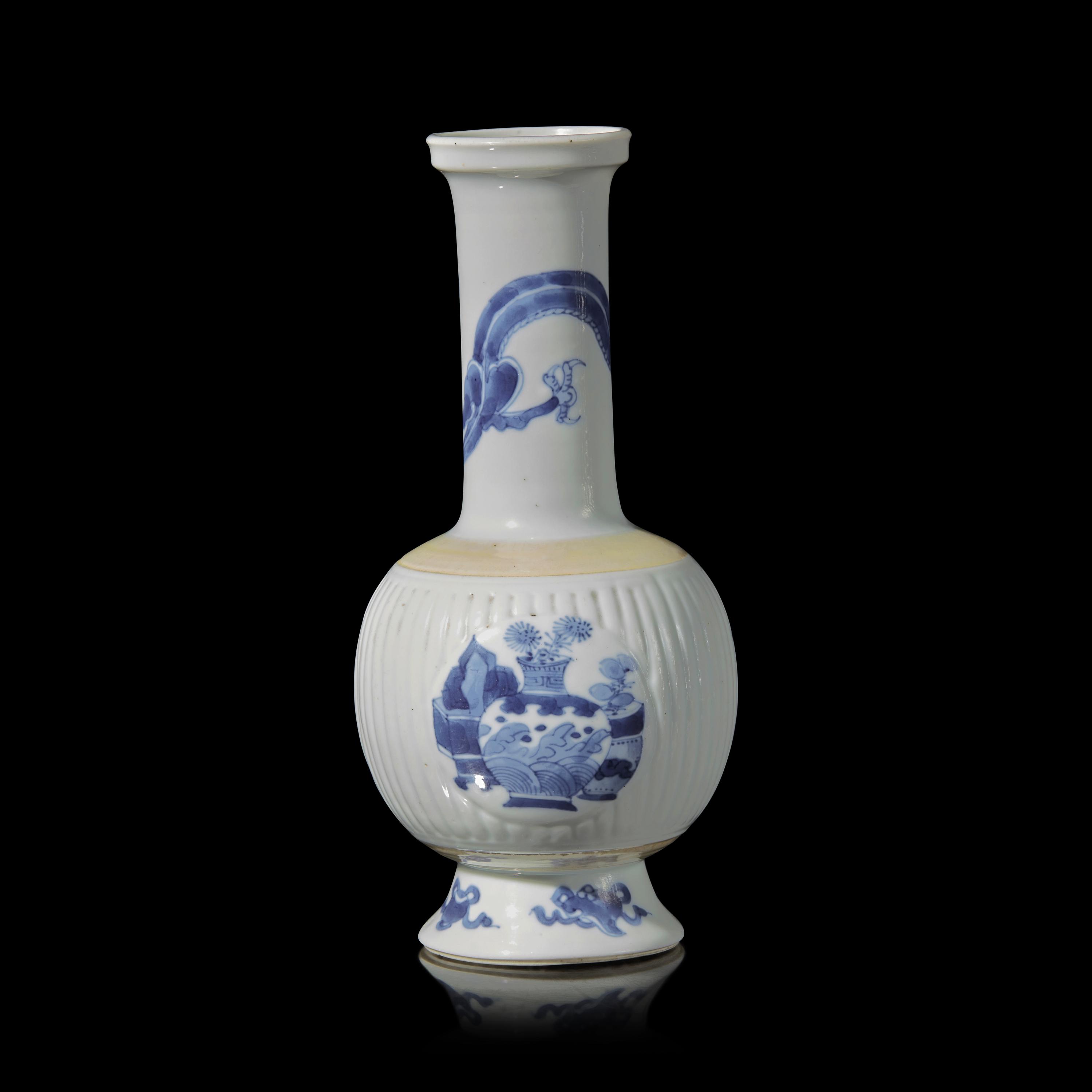 A Chinese Blue and White Porcelain ' Bogu ' Vase, Kangxi Period 清康熙 青花博古圖賞瓶