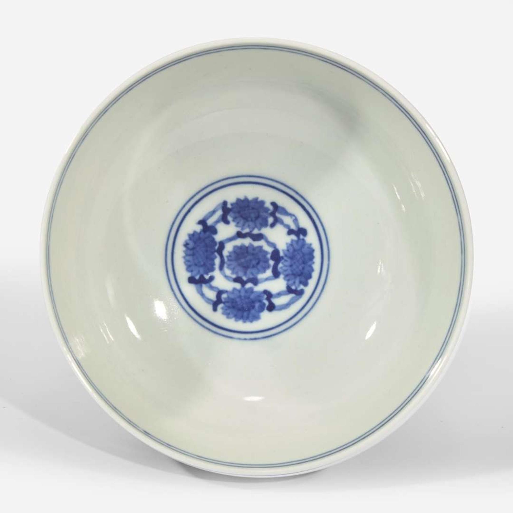 An unusual Chinese blue and white porcelain rotating footed bowl 青花转底碗 Kangxi marks but later ??? ????