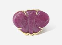 An 18K Yellow Gold and Carved Ruby Ring