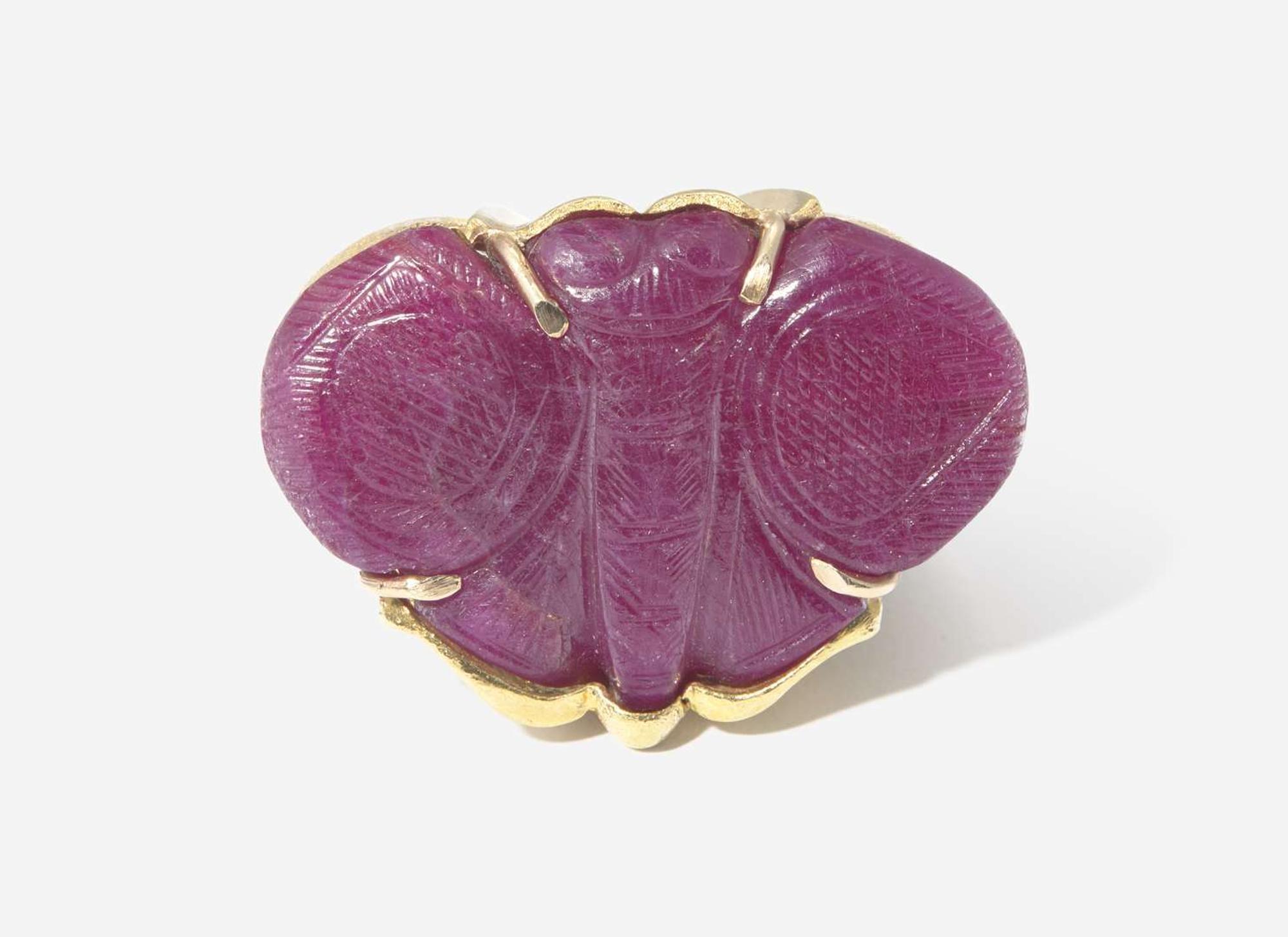 An 18K Yellow Gold and Carved Ruby Ring