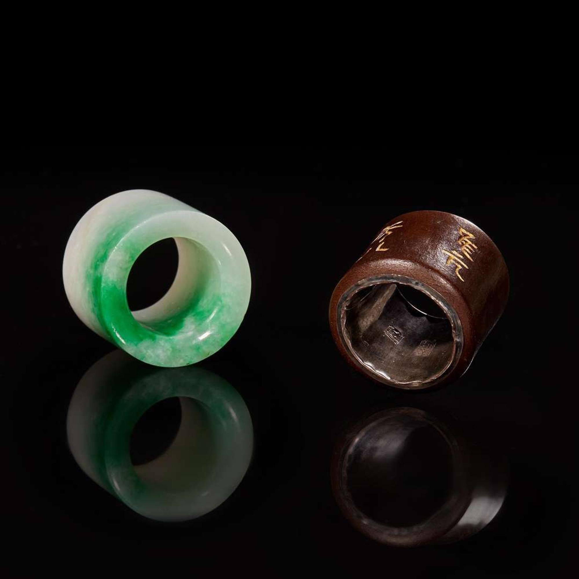 A Chinese jadeite and a wood archer's ring 翡翠及木質扳指各一枚 18th/19th Century ???????