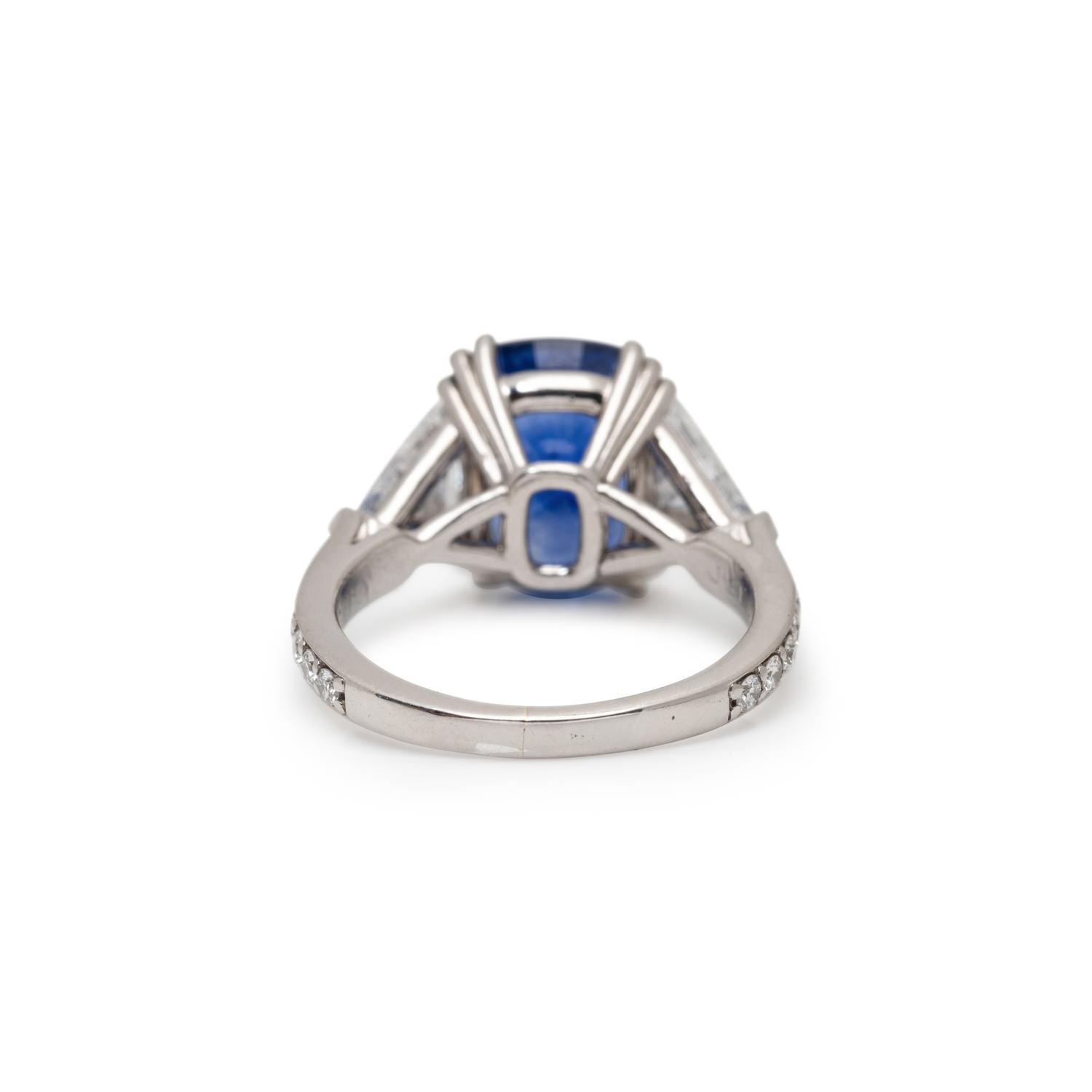 SAPPHIRE AND DIAMOND RING