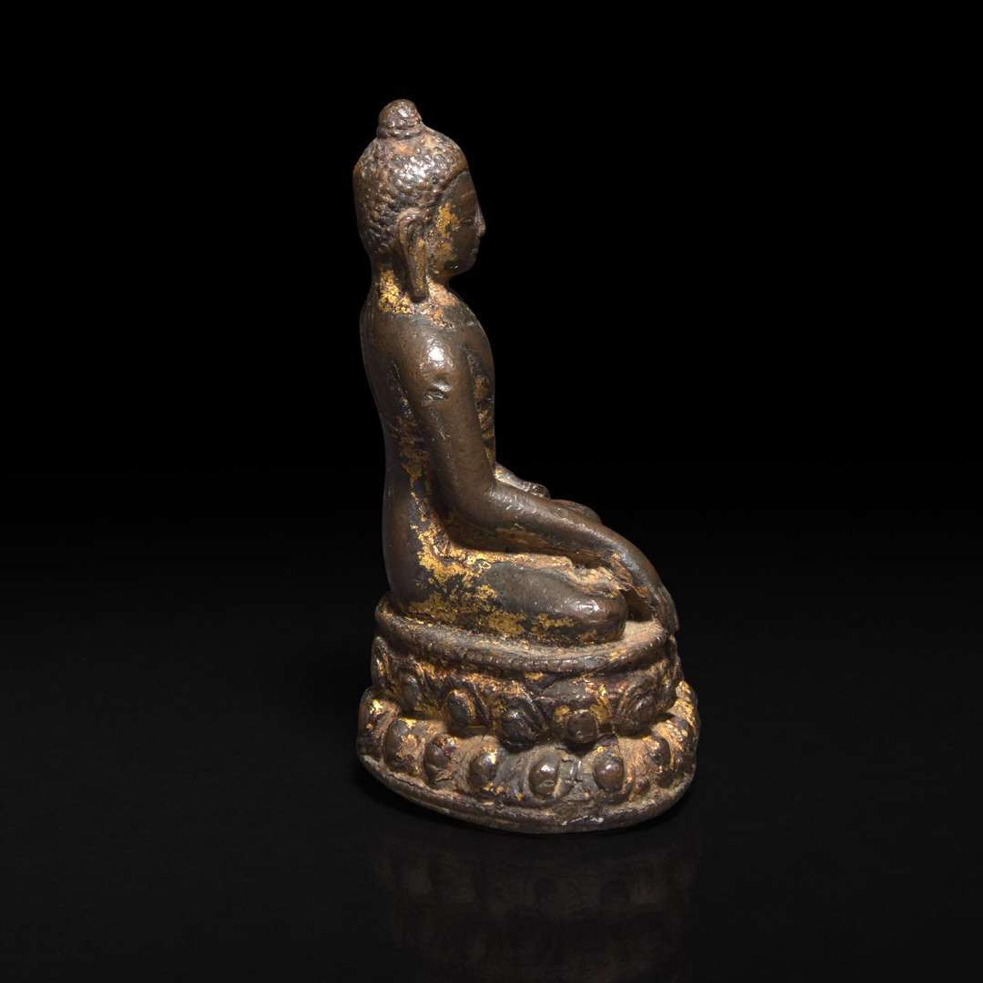A small Indian or Himalayan gilt copper alloy figure of Buddha Akshobhya 印度或喜马拉雅铜鎏金阿閦佛 12th/14th Century or earlier ??????????