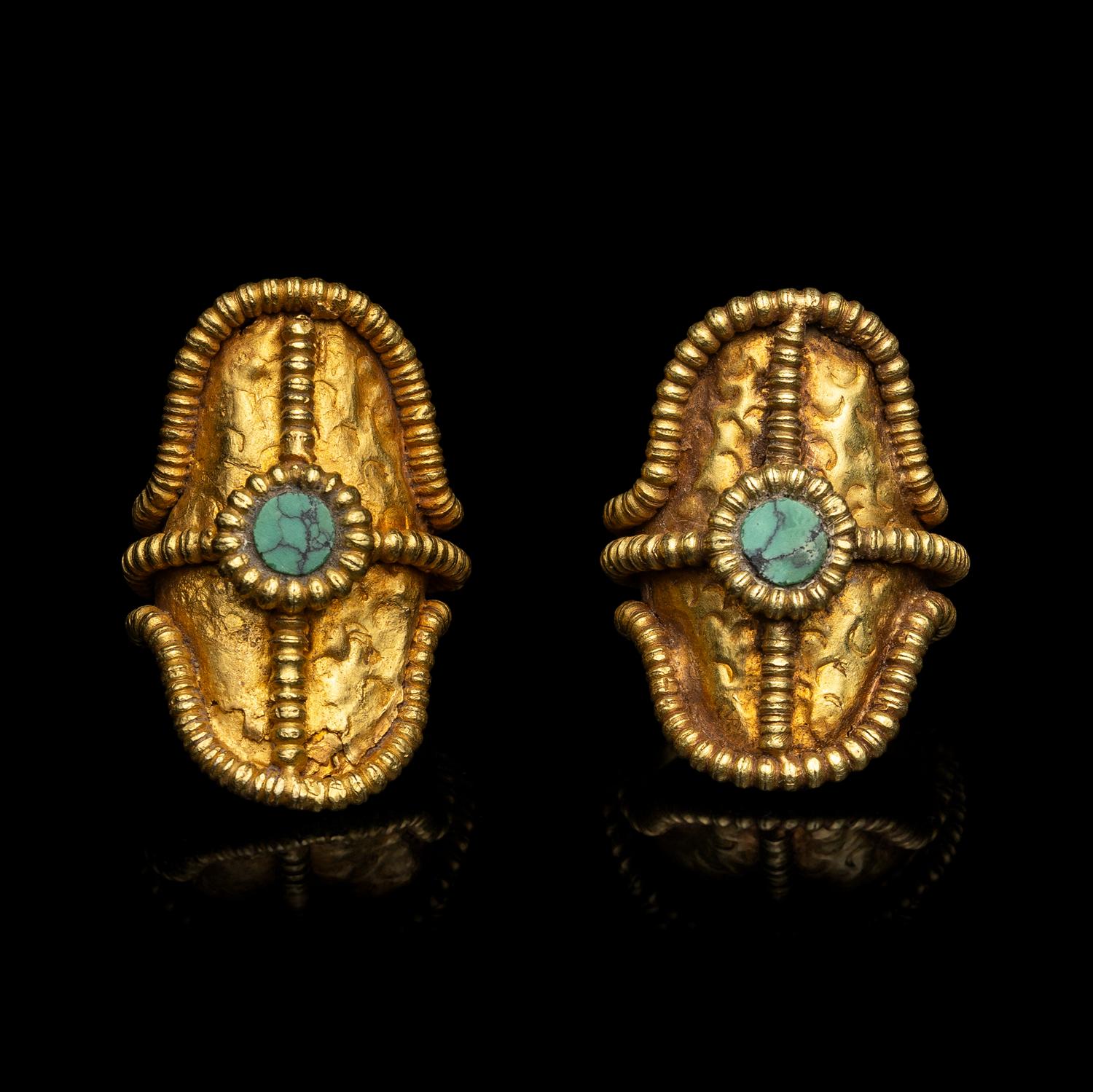 A Pair of Chinese Turquoise Inset Gold Rings, Liao Dynasty 遼 金鑲綠松石聯珠紋指環一對
