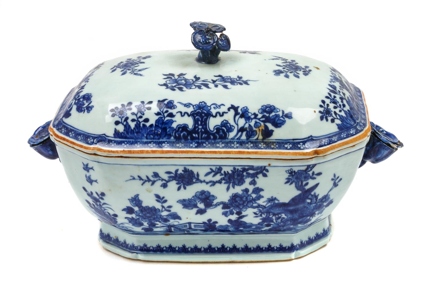 A Chinese Export Porcelain Lidded Tureen Height 9 x width 15 x depth 9 inches. — LATE 18TH/EARLY 19TH CENTURY