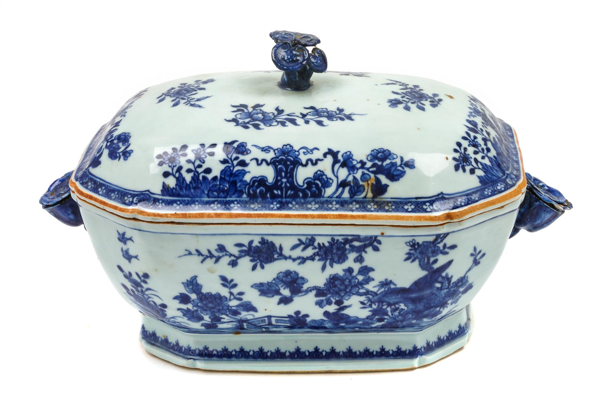 A Chinese Export Porcelain Lidded Tureen Height 9 x width 15 x depth 9 inches. — LATE 18TH/EARLY 19TH CENTURY