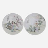 A pair of Chinese famille rose-decorated "meiren" circular plaques 粉彩美人瓷板一对 Late Qing/Republic period ?????