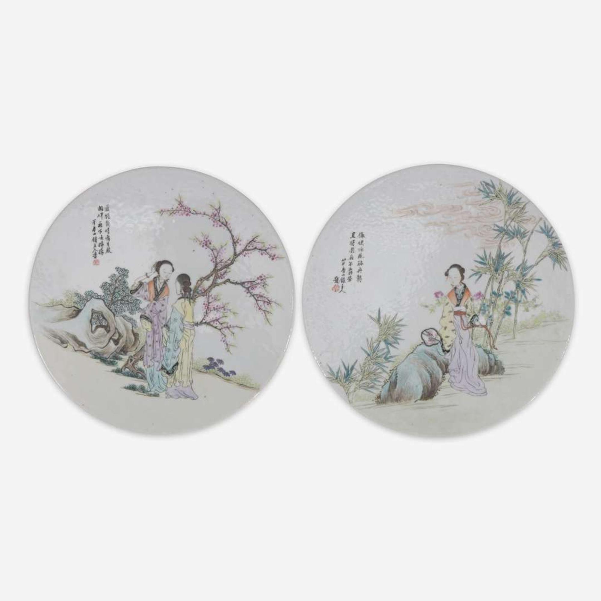 A pair of Chinese famille rose-decorated "meiren" circular plaques 粉彩美人瓷板一对 Late Qing/Republic period ?????