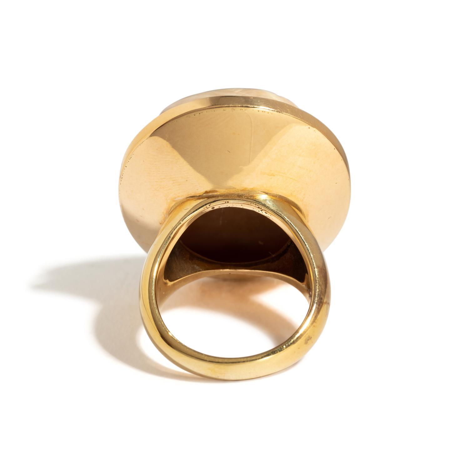 A Neoclassical Gold and Agate Cameo Finger Ring with a Bearded Male Portrait Head (Possibly Democritus) — '18k' engraved on the inside of the ring