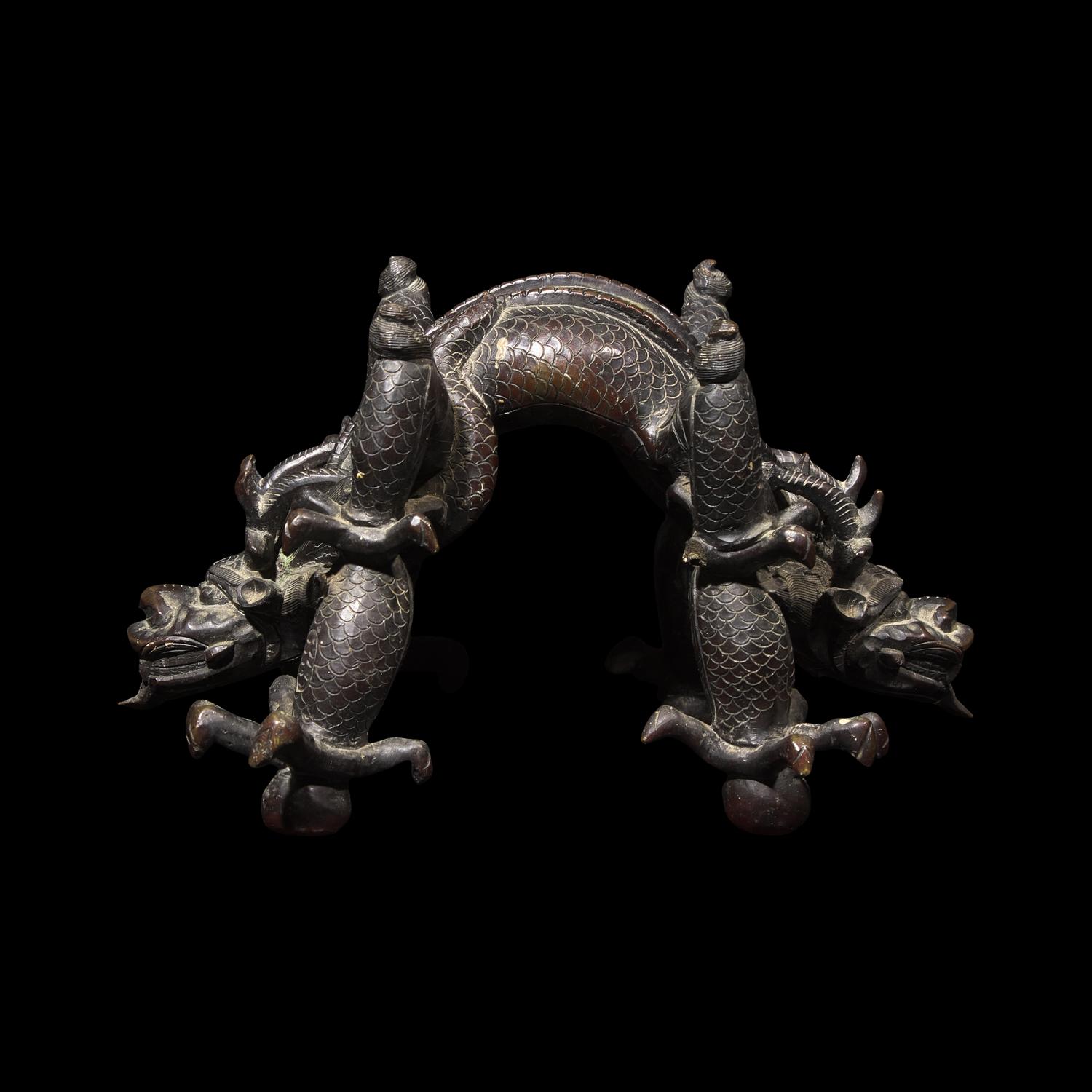 A Chinese Patinated Bronze Double Dragon Stand, Late Qing Dynasty 清晚期 青銅龍形座