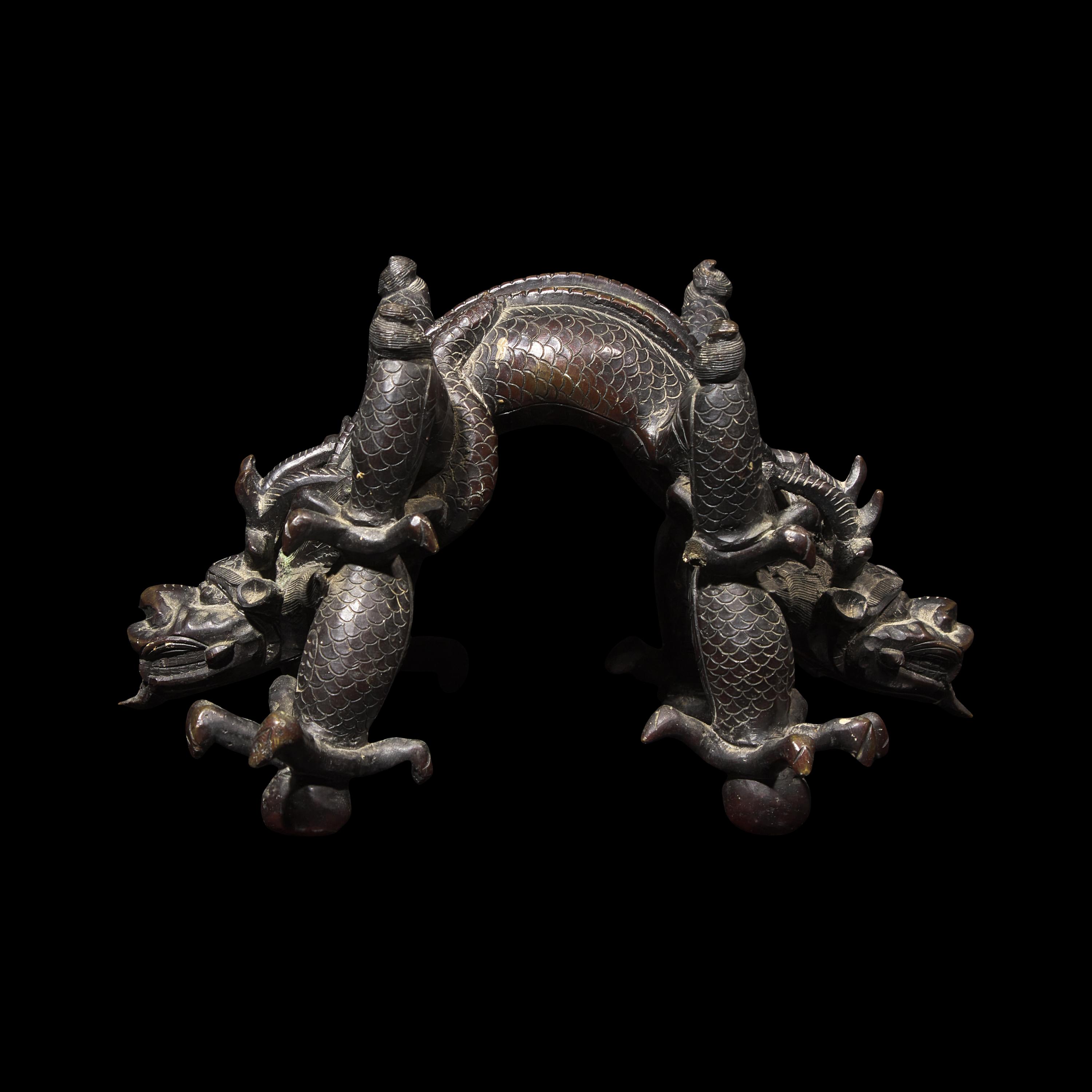 A Chinese Patinated Bronze Double Dragon Stand, Late Qing Dynasty 清晚期 青銅龍形座