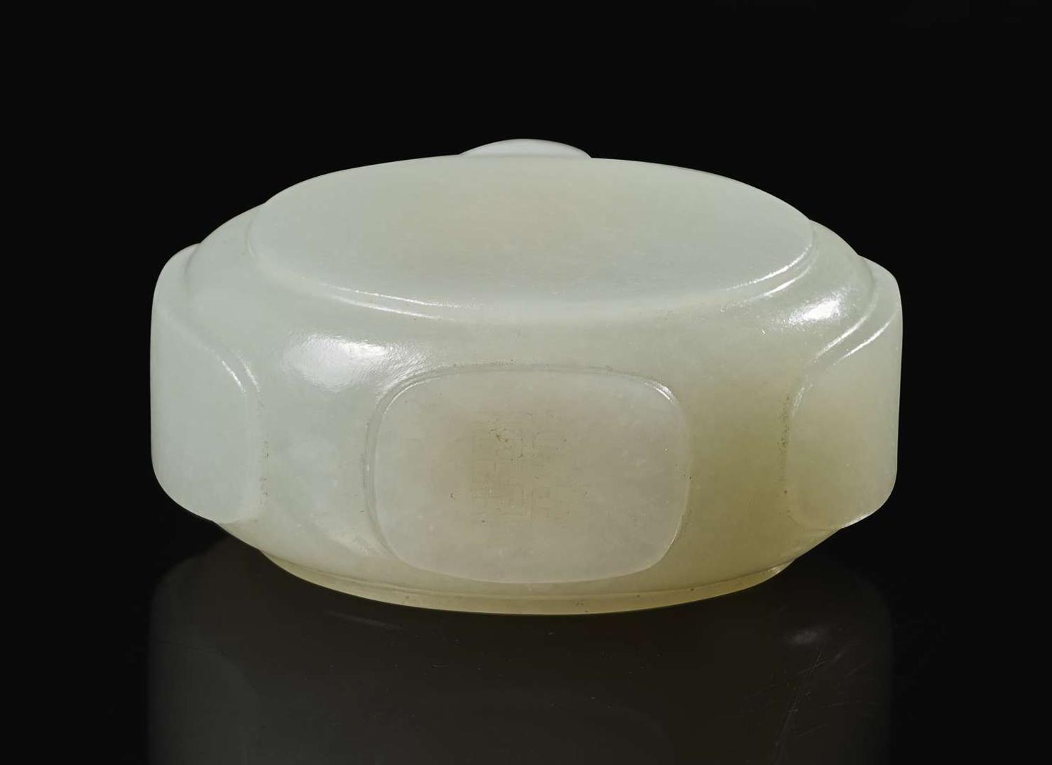 A Chinese white jade snuff bottle, the bottle 18th century 白玉鼻煙壺 壺身十八世紀