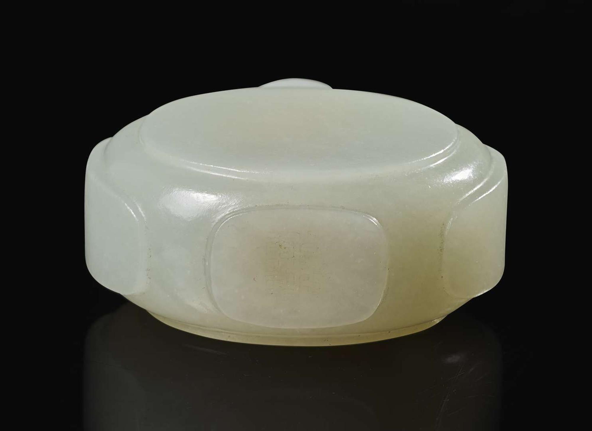 A Chinese white jade snuff bottle, the bottle 18th century 白玉鼻煙壺 壺身十八世紀