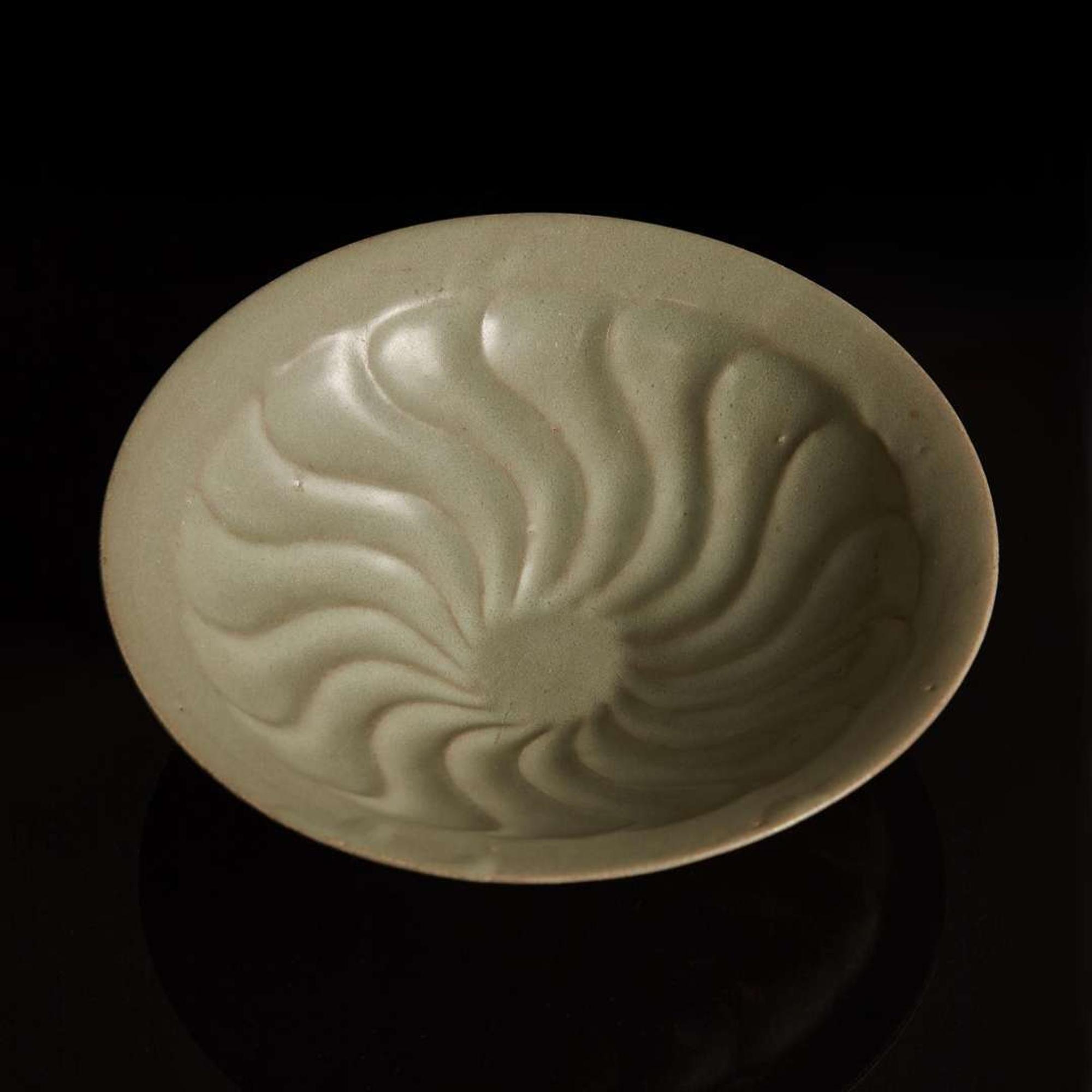 A Korean fluted celadon-glazed bowl 高麗青瓷螺旋紋盌 Goryeo dynasty, 14th century ?? ????