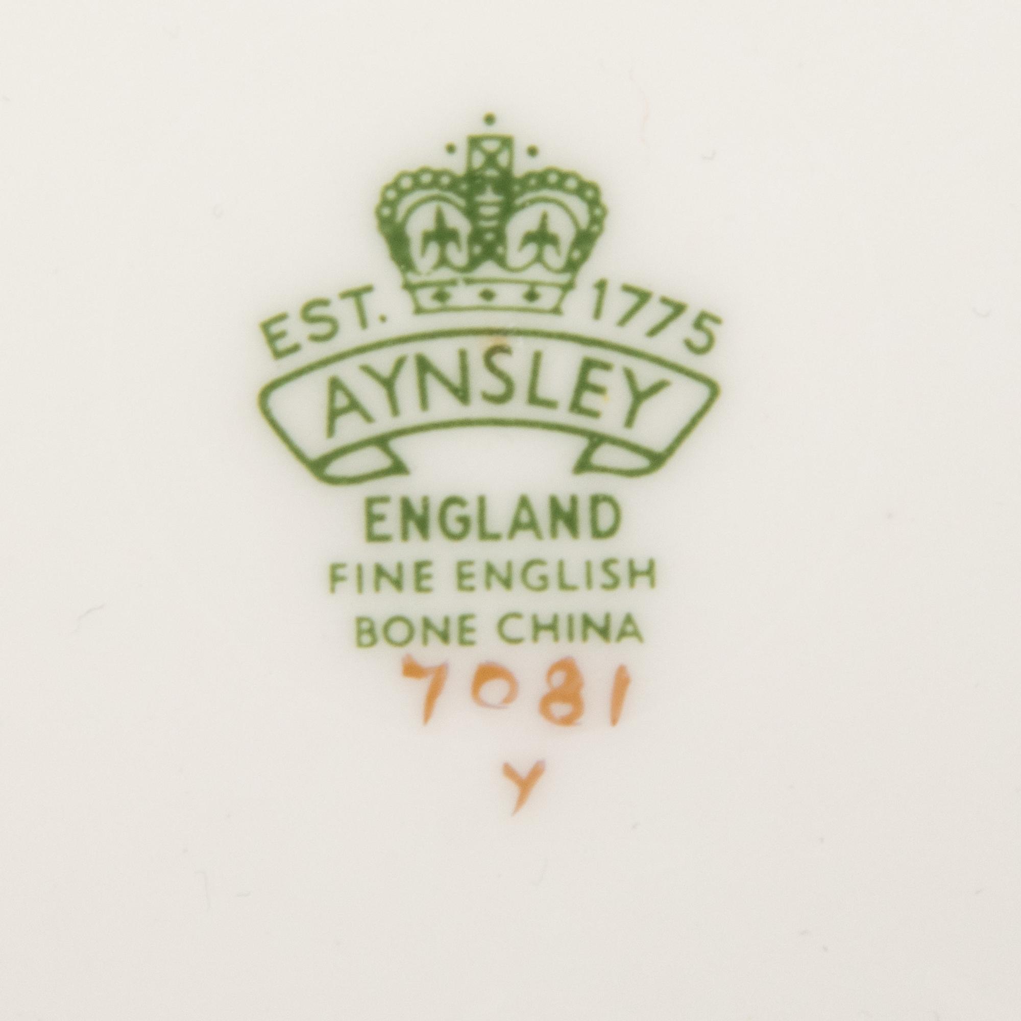An Aynsley Porcelain Dinner Service