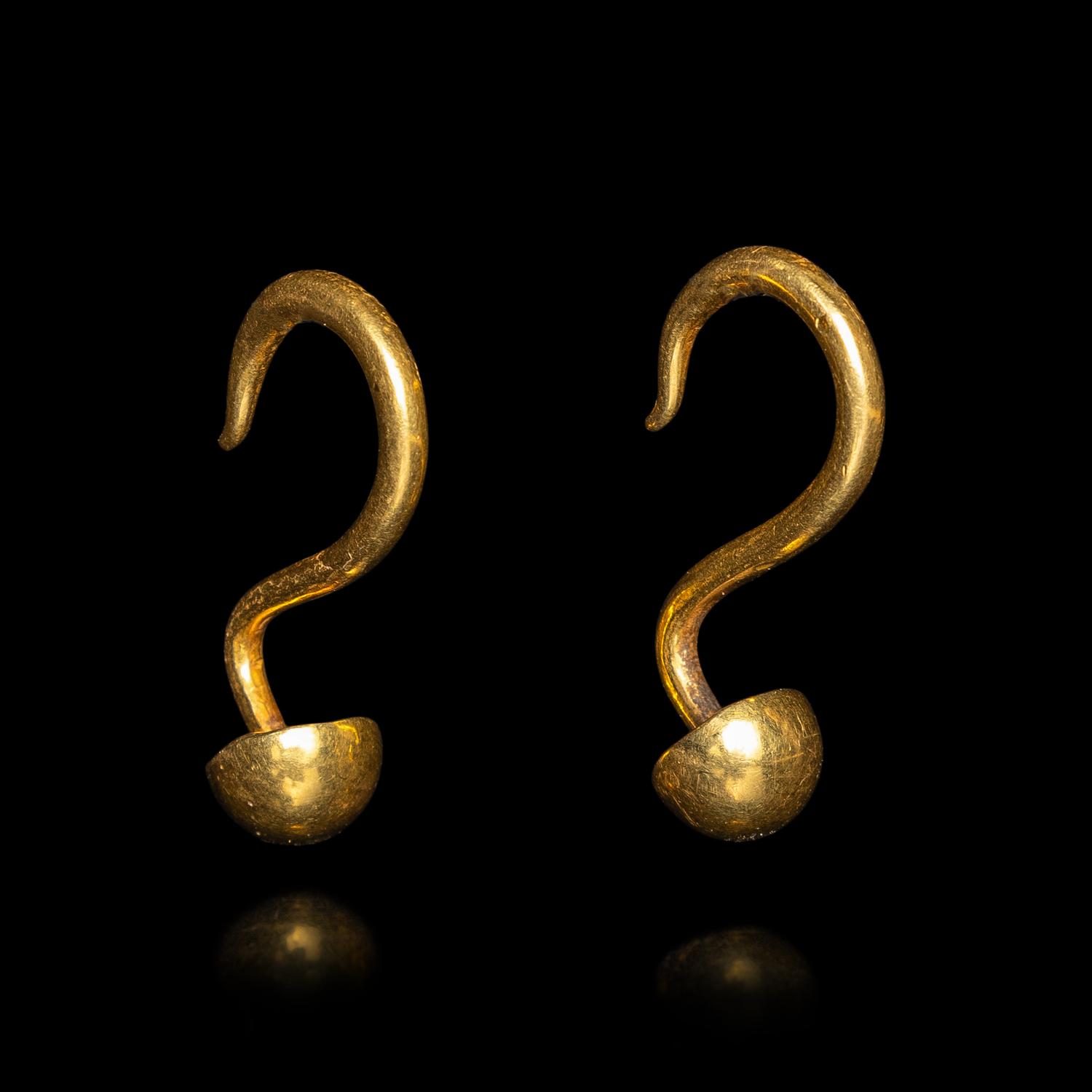 A Pair of Chinese Gold 'Clove' Earrings, Erhuan, Ming Dynasty 明 "周南記”釘頭金丁香耳環一對