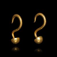 A Pair of Chinese Gold 'Clove' Earrings, Erhuan, Ming Dynasty 明 "周南記”釘頭金丁香耳環一對