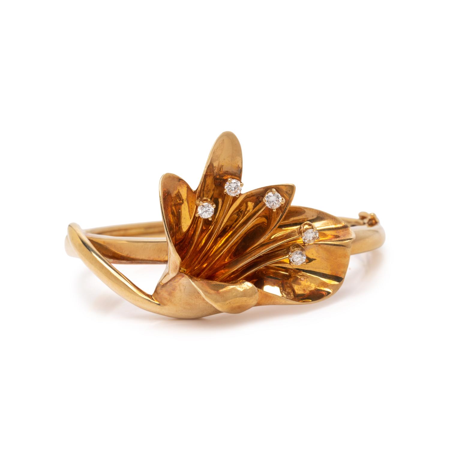 YELLOW GOLD AND DIAMOND FLOWER MOTIF NECKLACE AND BRACELET
