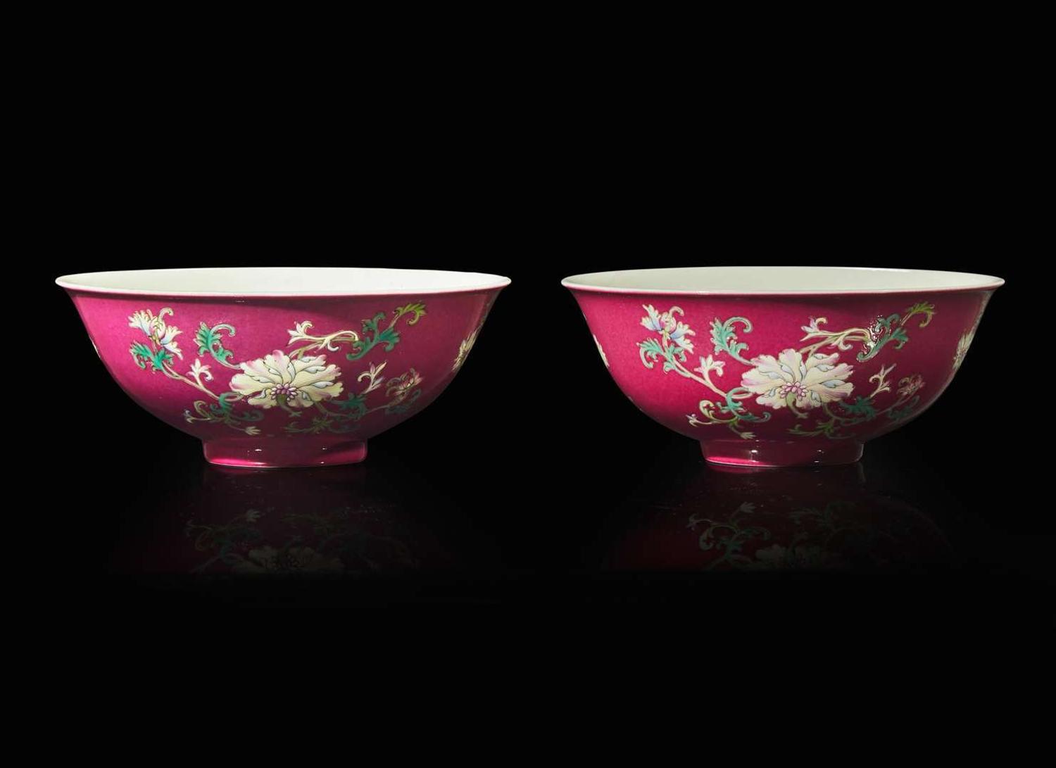 A pair of ruby-ground "Floral" bowls 粉地花卉紋盌一對