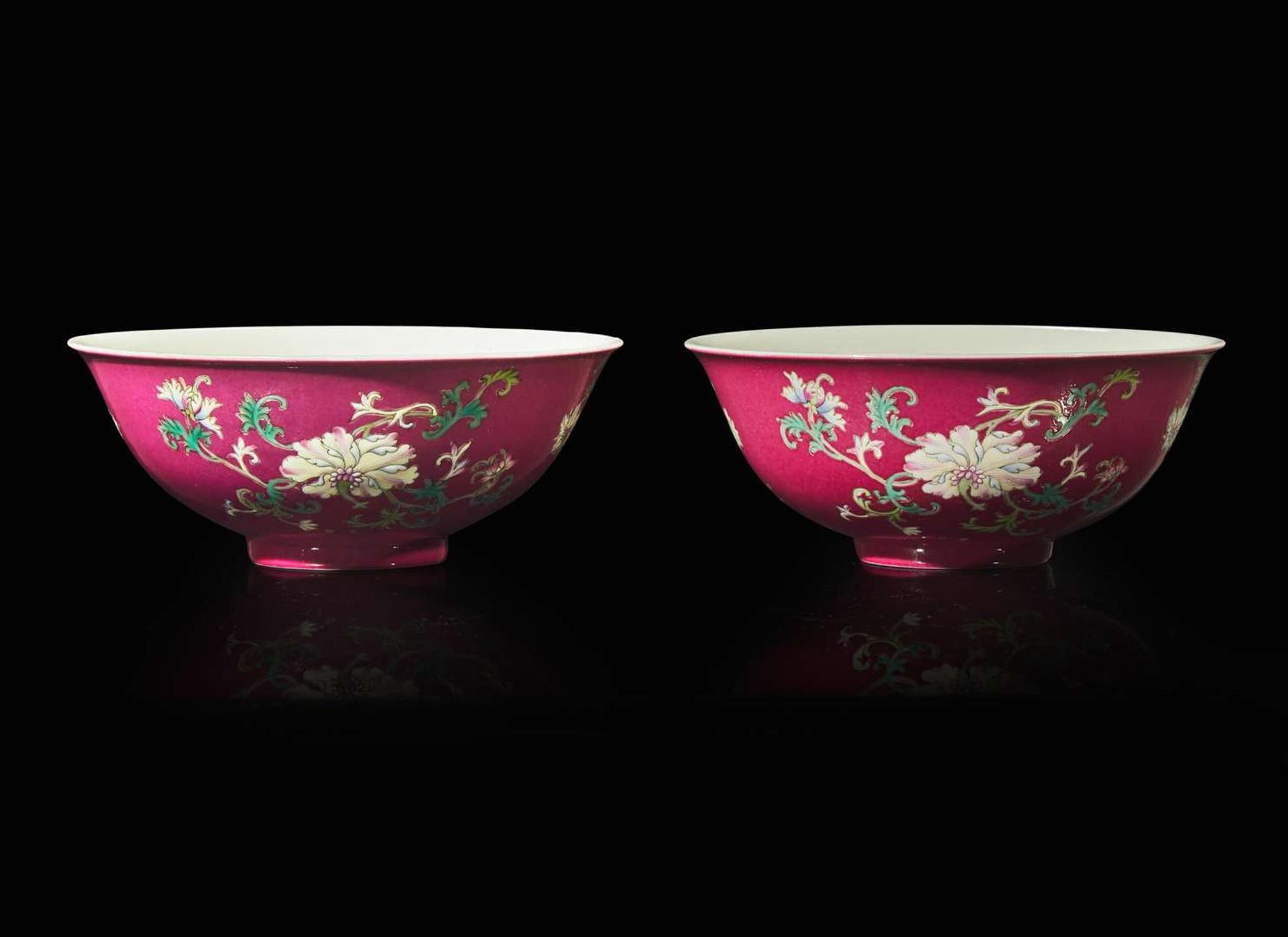 A pair of ruby-ground "Floral" bowls 粉地花卉紋盌一對