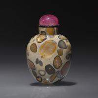 A Chinese Puddingstone Snuff Bottle, Qing Dynasty, Circa 1750-1880 — 1750-1880年 抱子石鼻煙壺