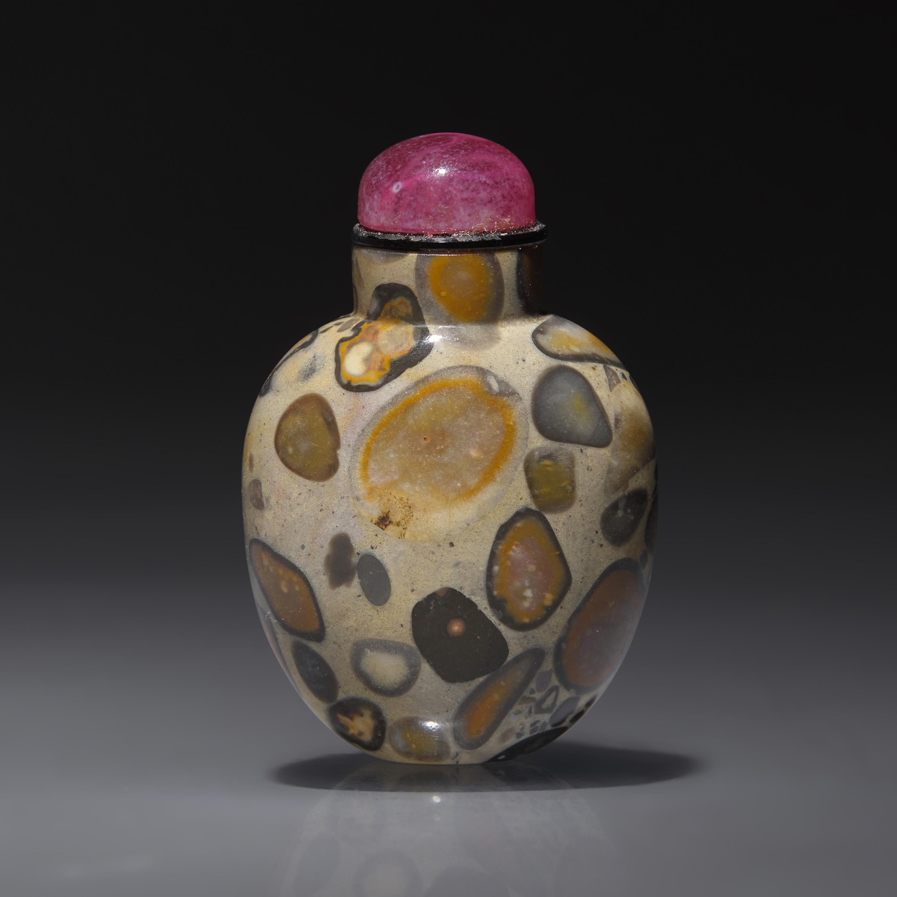A Chinese Puddingstone Snuff Bottle, Qing Dynasty, Circa 1750-1880 — 1750-1880年 抱子石鼻煙壺